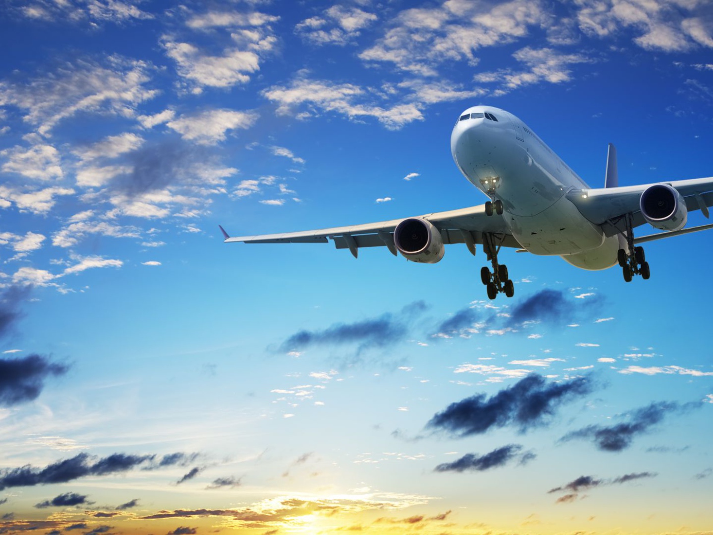 Большой белый самолет на фоне красивого неба 