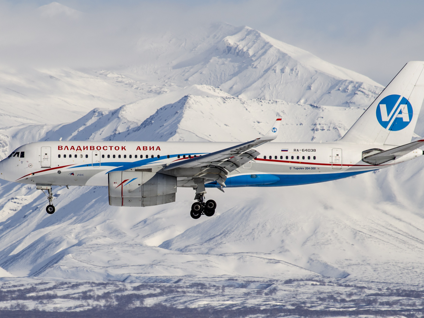 Самолет ТУ 204-300 авиакомпании Владивосток Авиа пролетает над горами Алтая 