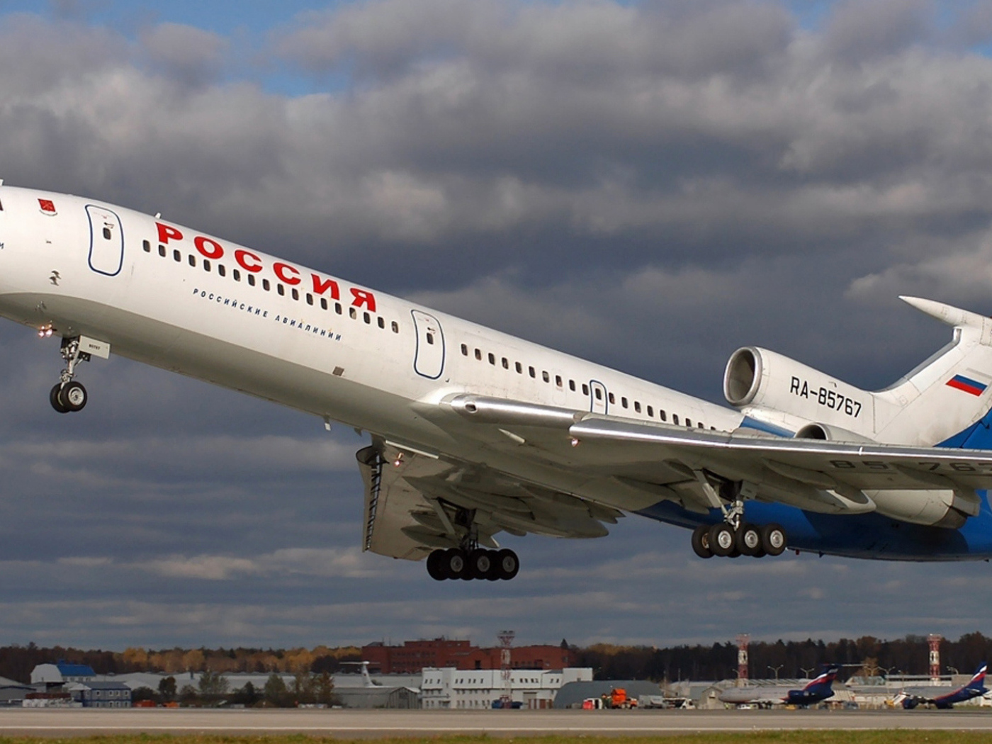 Взлет самолета ТУ-154 российских авиалиний 