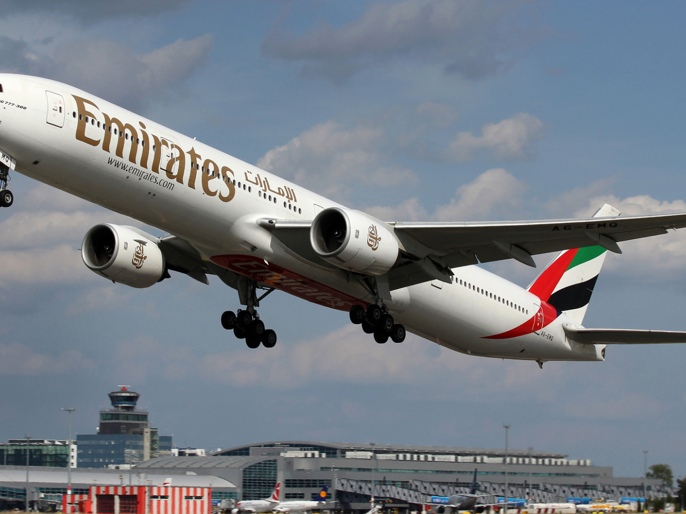 Взлет Boeing 777- 300 авиакомпании Emirates 
