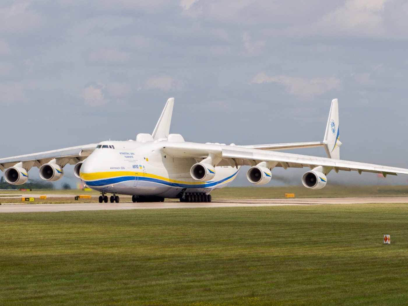 Самолет  АН-225 « Мрия» в аэропорту Праги