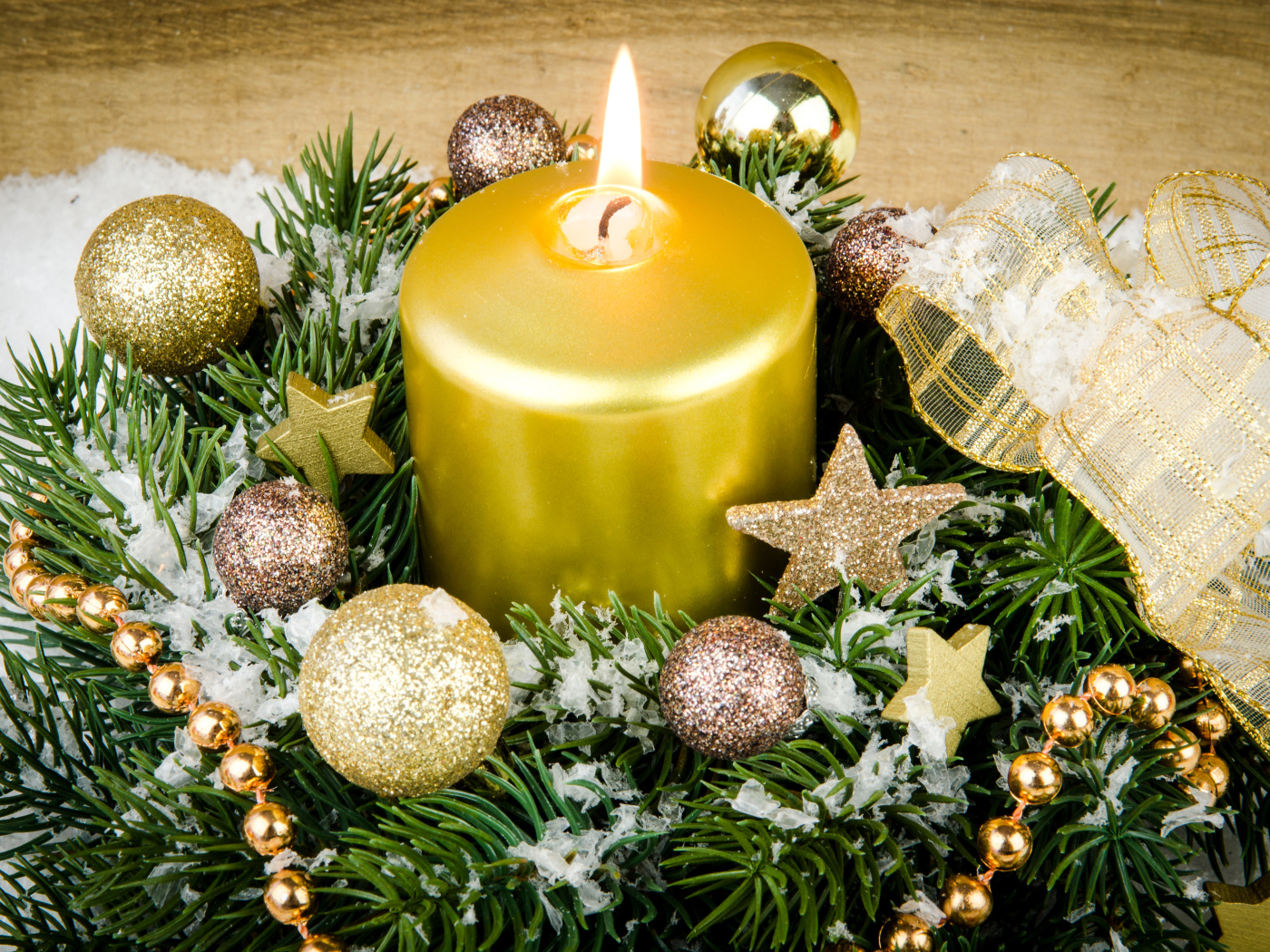 Красивая горящая свеча и венок на Рождество