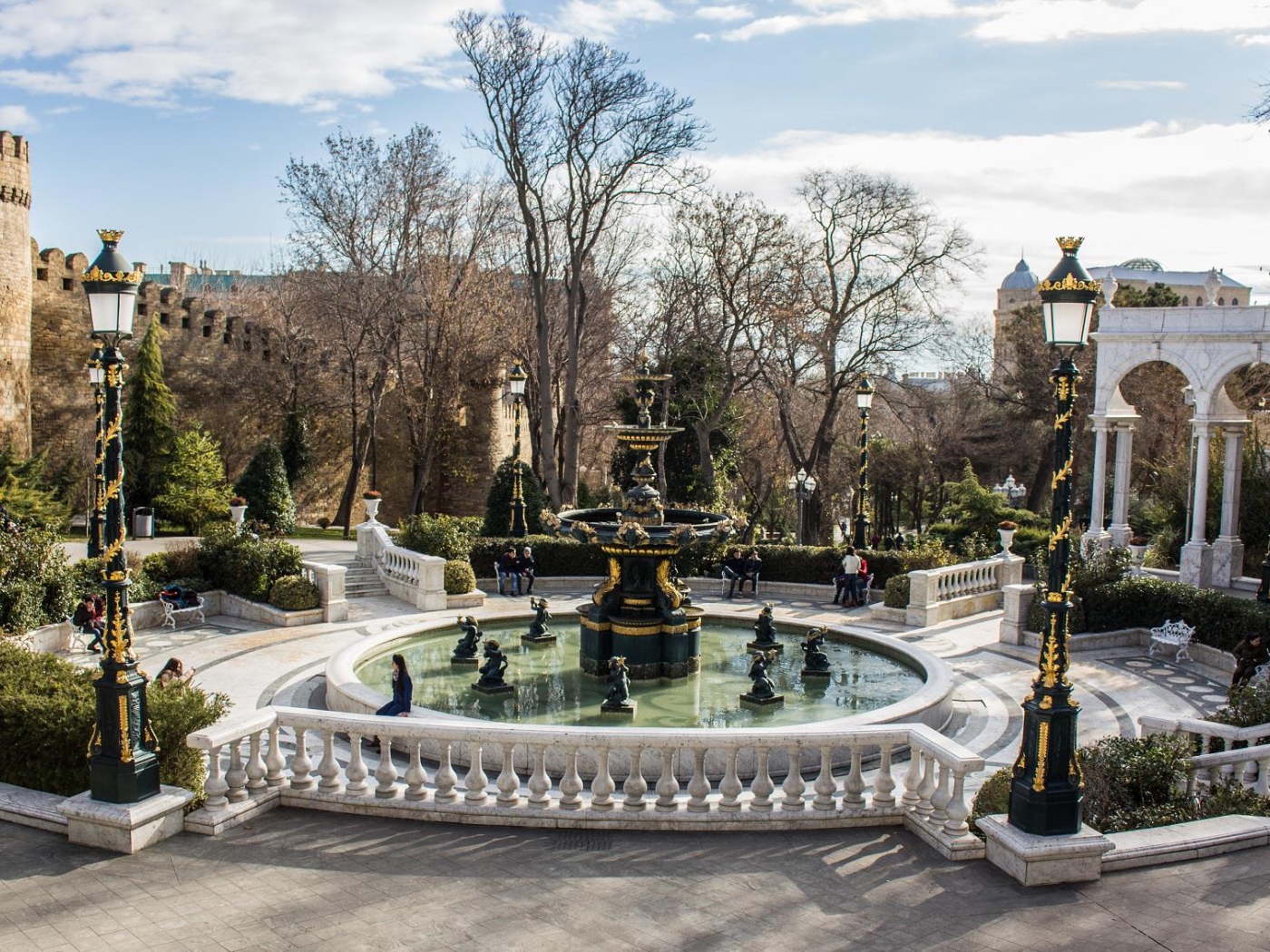 Красивый фонтан в Губернаторском саду Баку 