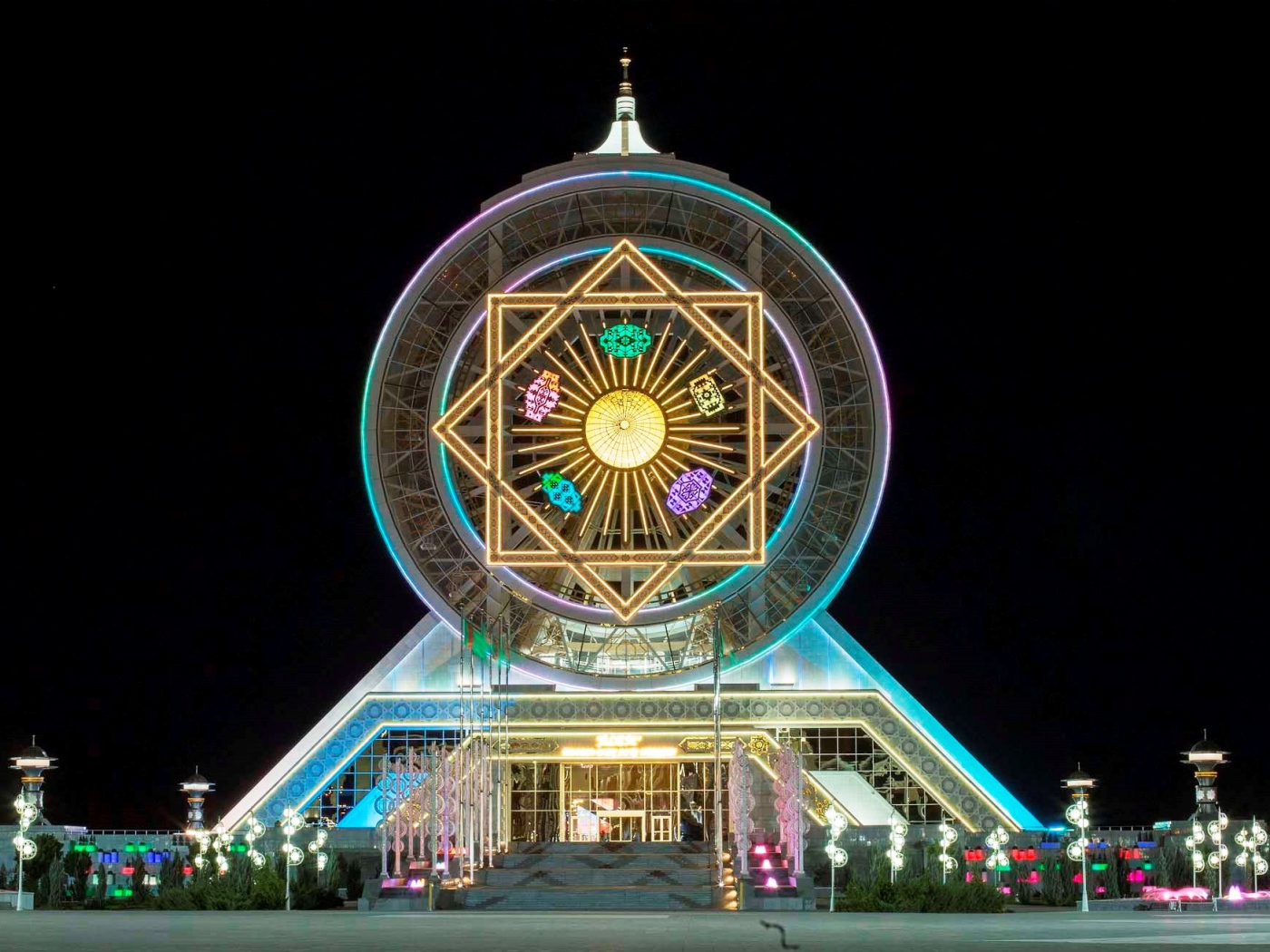 Закрытое колесо обозрения город Ашхабад 