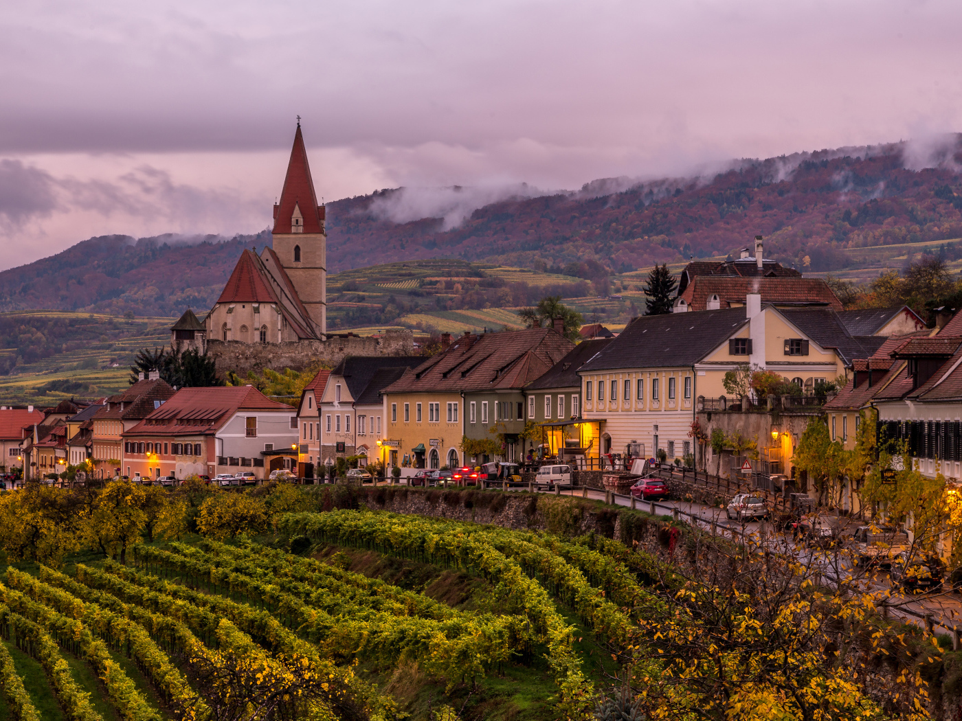 Дома и церковь в городе, Австрия 