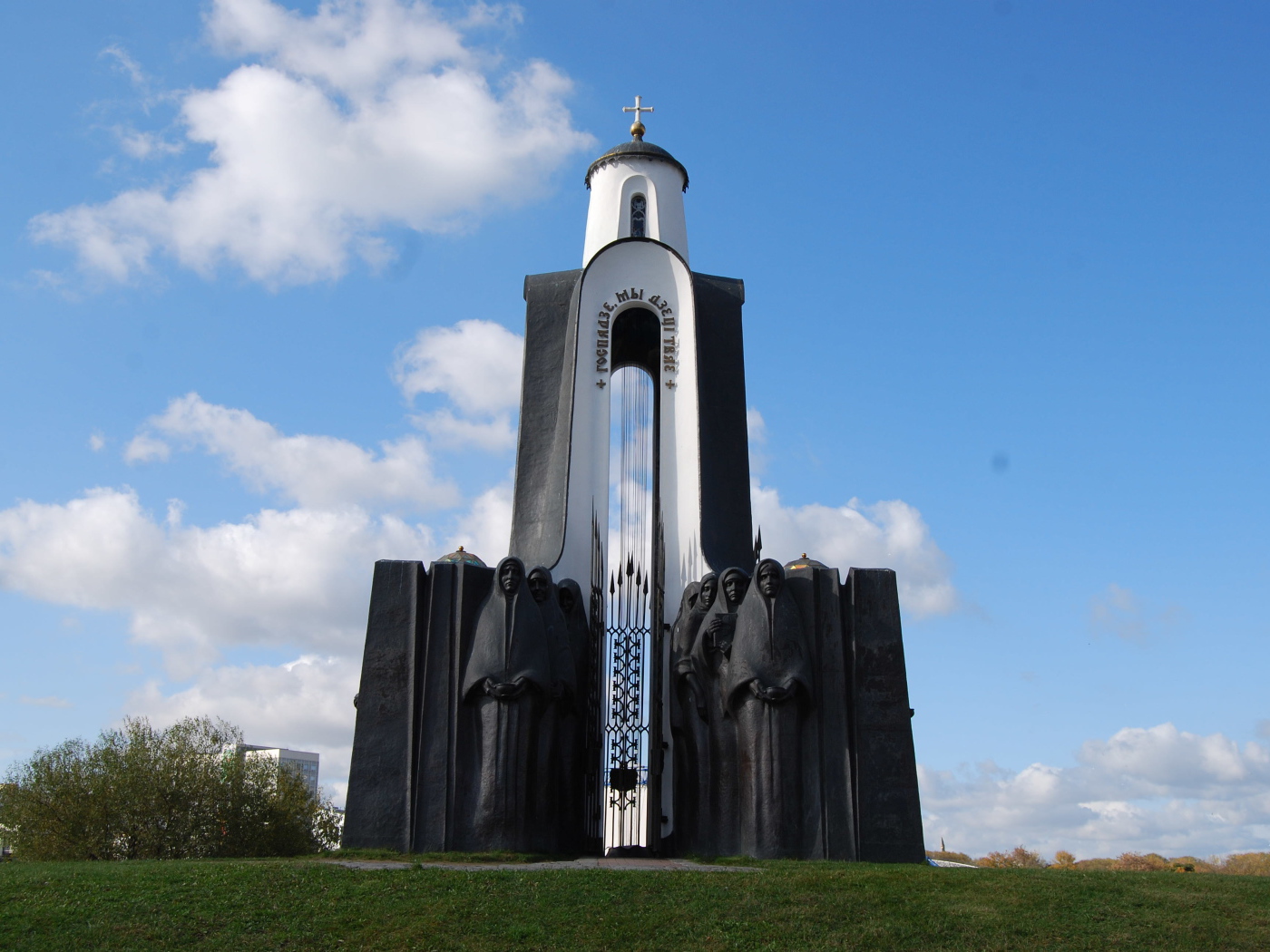 Монумент Остров слез город Минск 