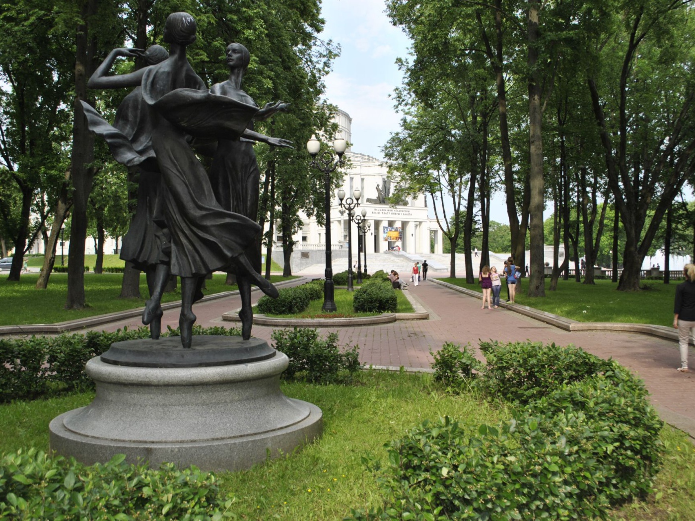 Памятник балеринам в парке имени Янки Купалы город Минск 