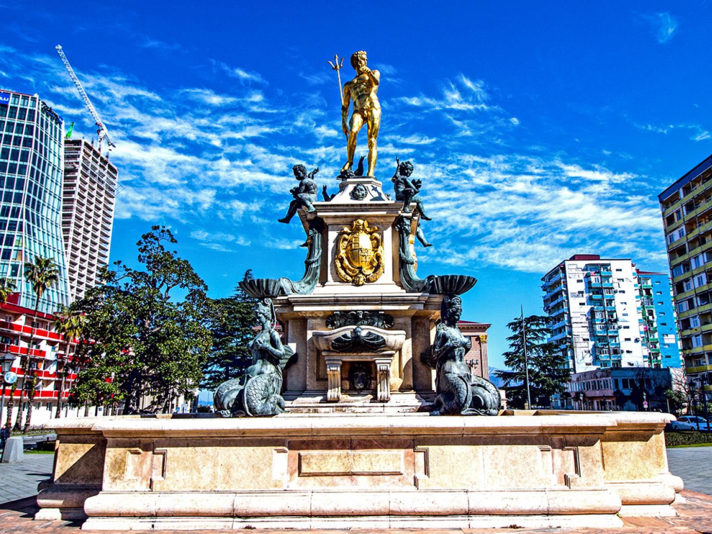 Памятник на проспекте Руставели Батуми 