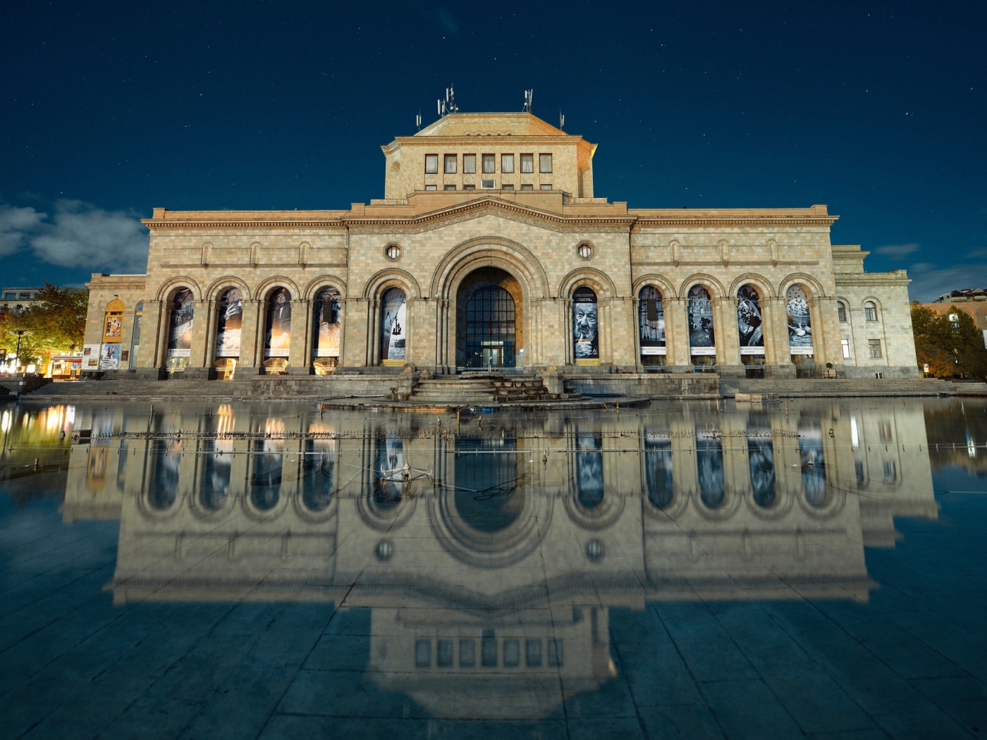 Ереван уровень. Национальная галерея Ереван. Национальный исторический музей Армении. Национальная галерея Тбилиси. Музей в Ереване на площади Республики.