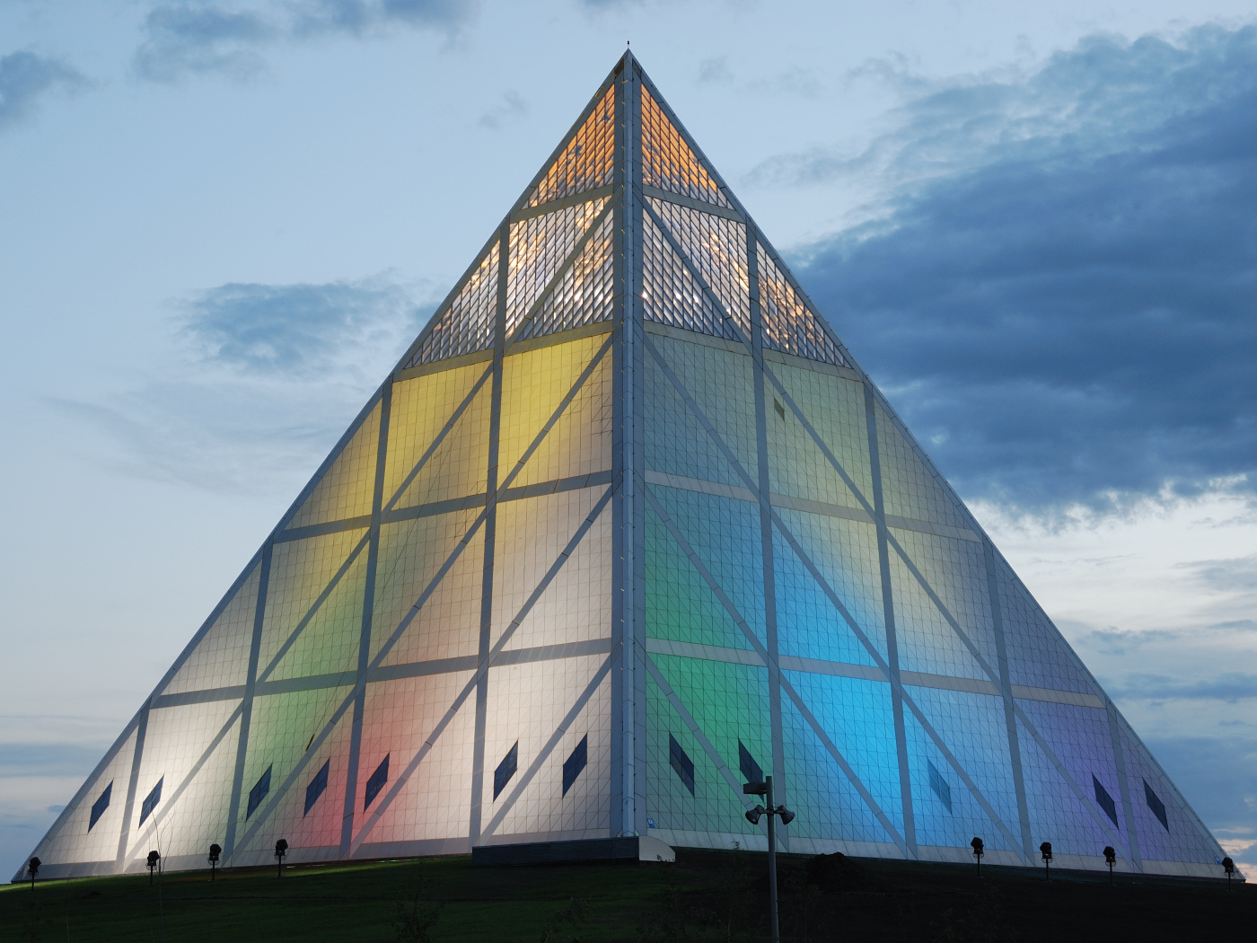 Дворец мира и согласия в форме пирамиды город Астана  