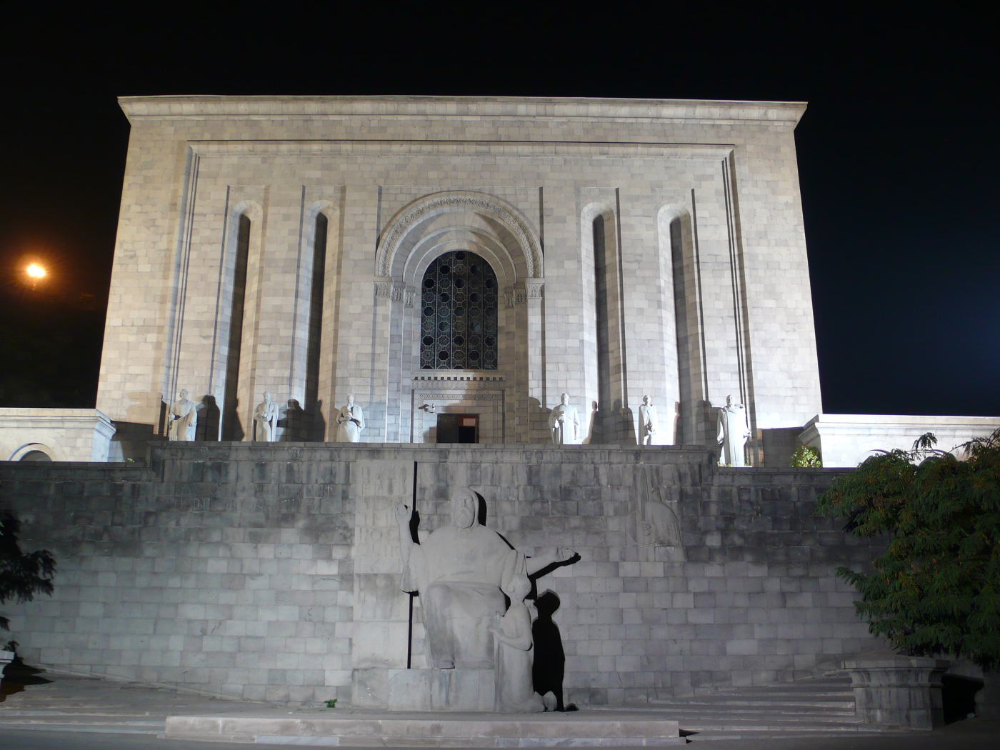 Хранилище и научно-исследовательский институт древних рукописей Матенадаран город Ереван 