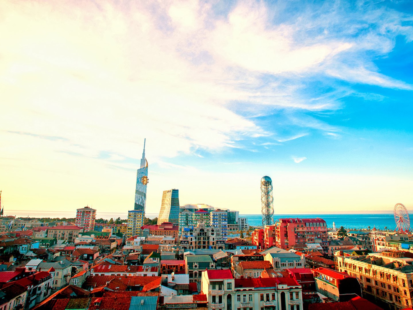 Красивый город Батуми на фоне голубого неба 