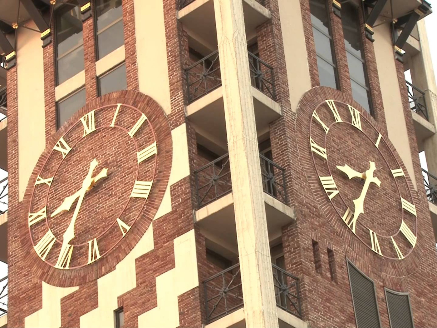 Часы на высотном здании Батуми 