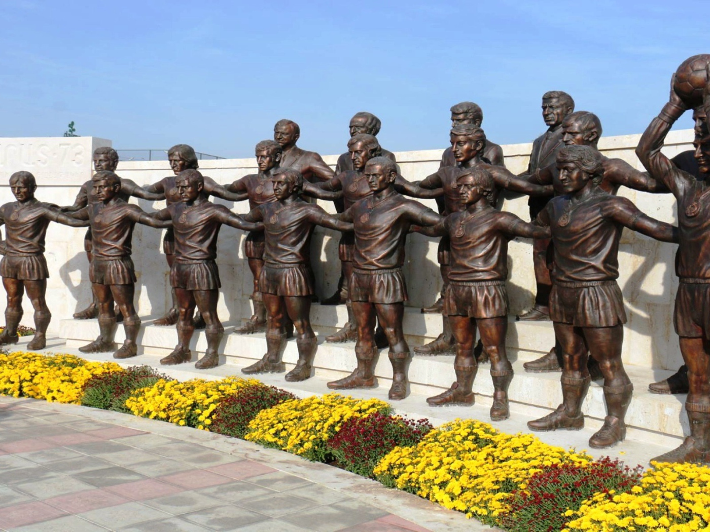 Памятник легендарному футбольному клубу «Арарат-73» в Ереване 