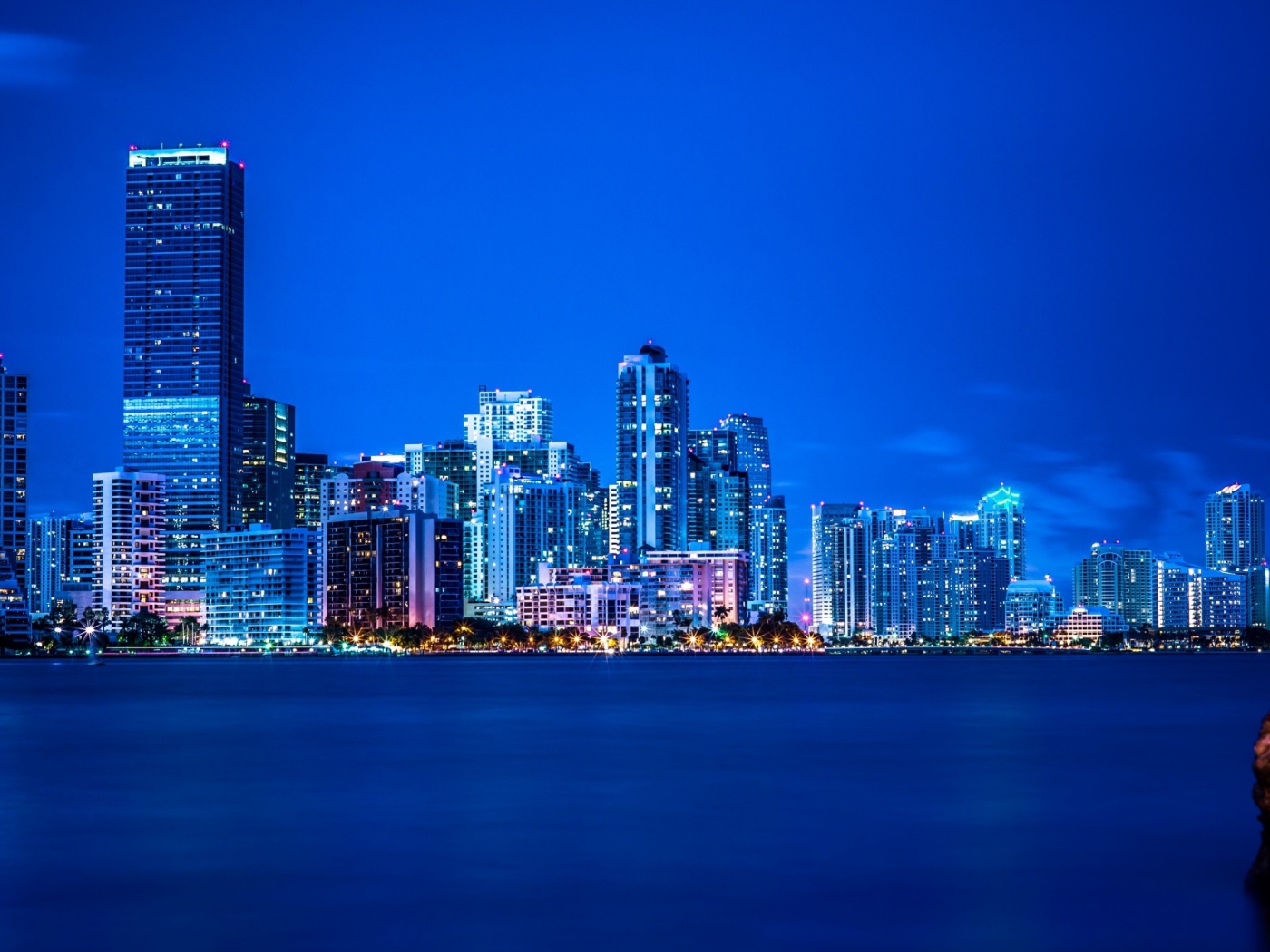 Ночной город Майами на берегу Атлантического океана 