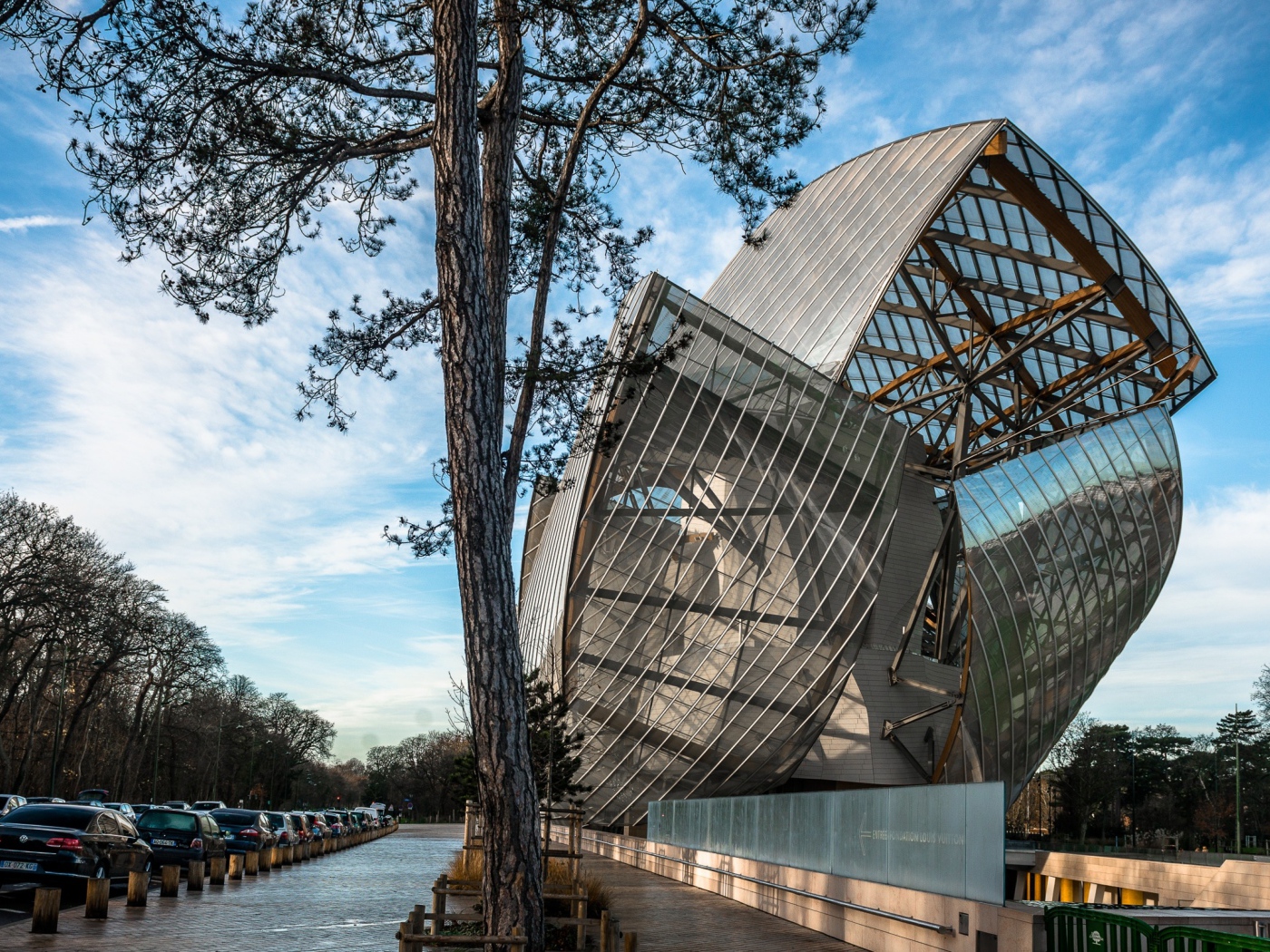 Необычное современное стеклянное здание,  Индия 