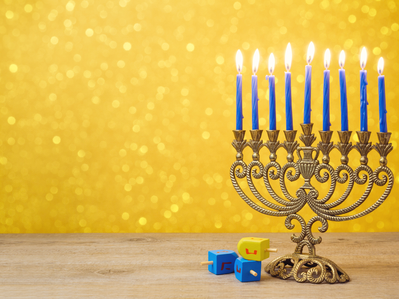 Красивый старинный подсвечник с голубыми свечами