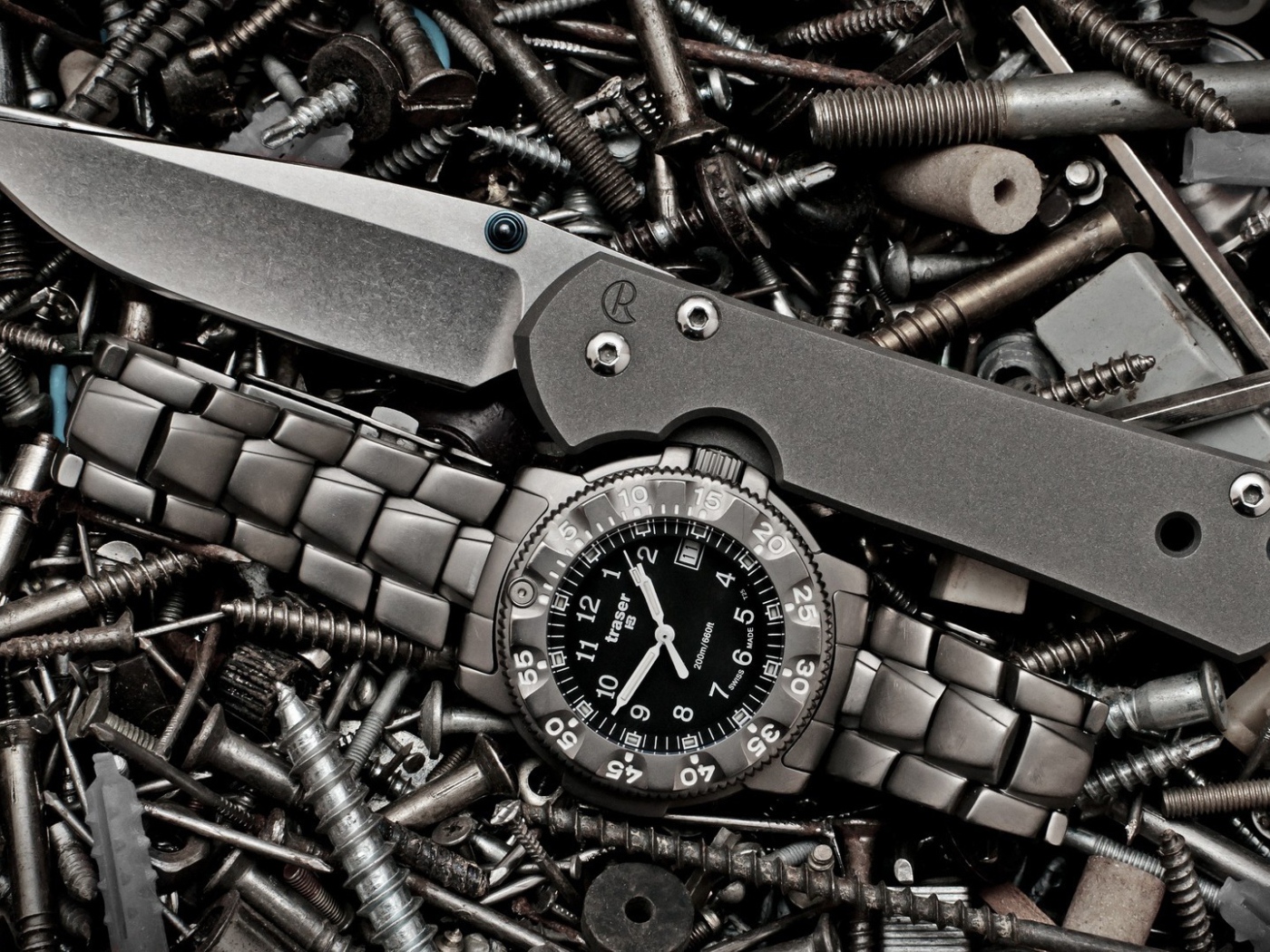 Складной нож, дорогие  часы и винты 