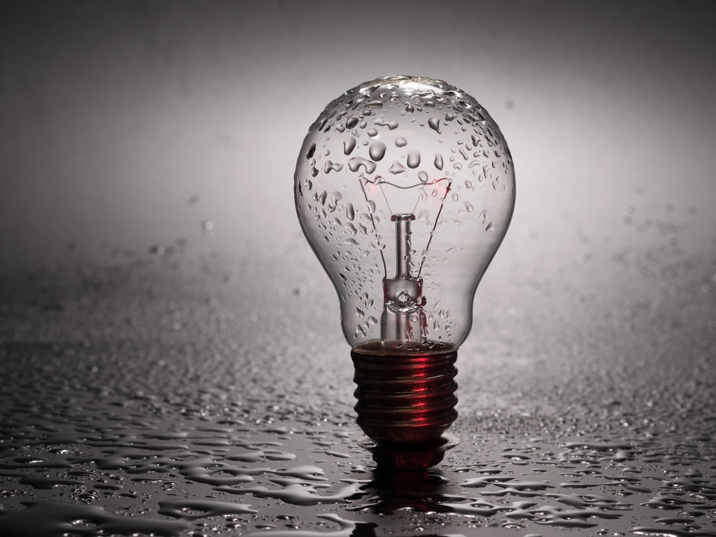 Стеклянная лампочка в каплях воды 