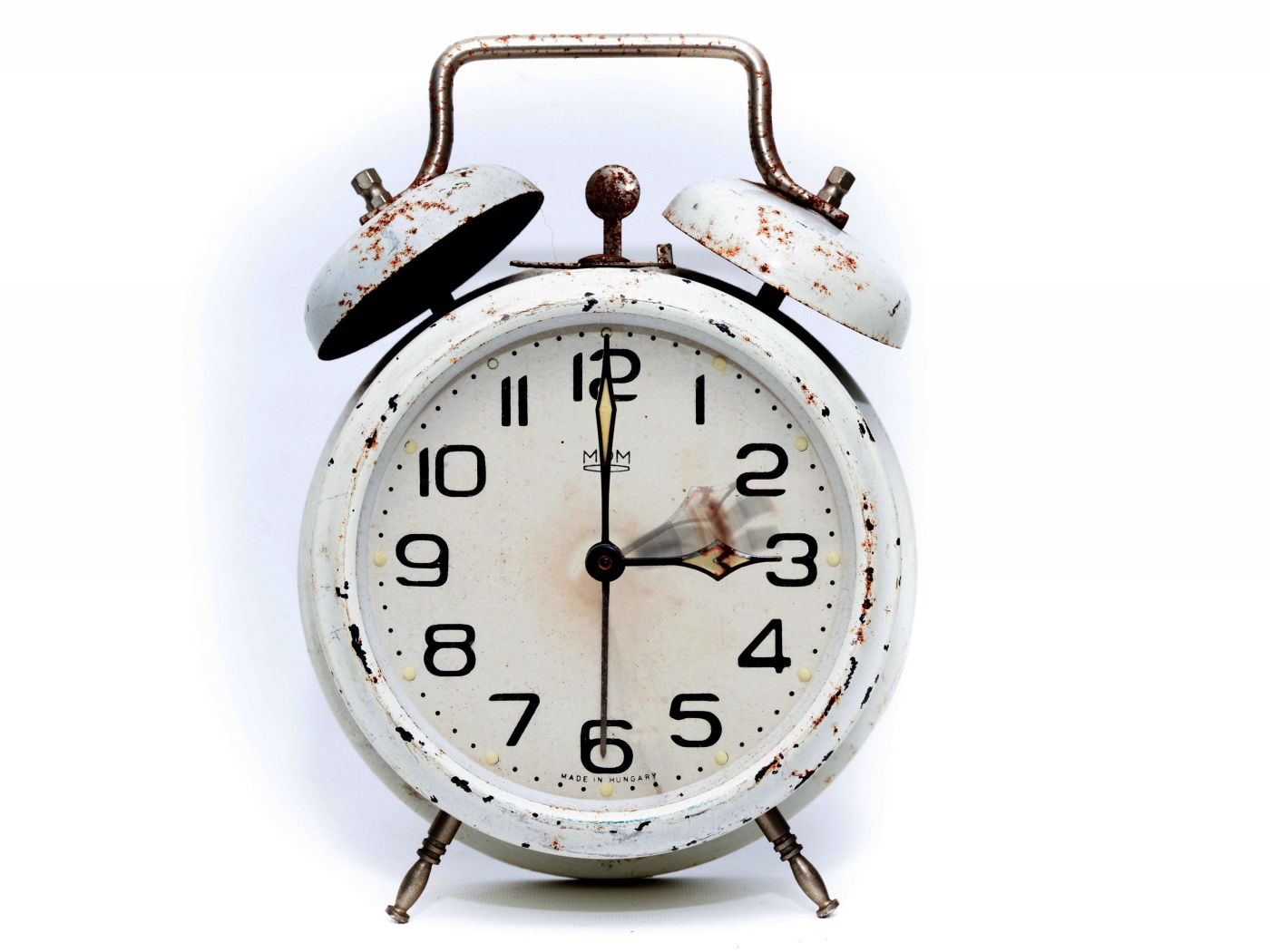 Старый будильник с большим циферблатом на белом фоне