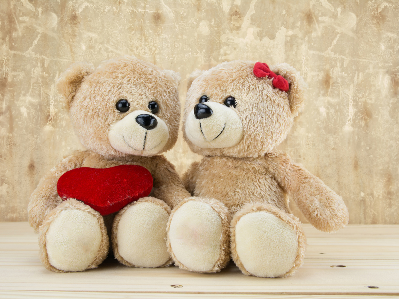 Два милых плюшевых мишки с красным сердцем