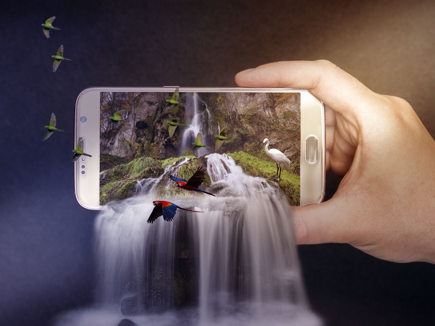 Водопад выливается из смартфона в руках