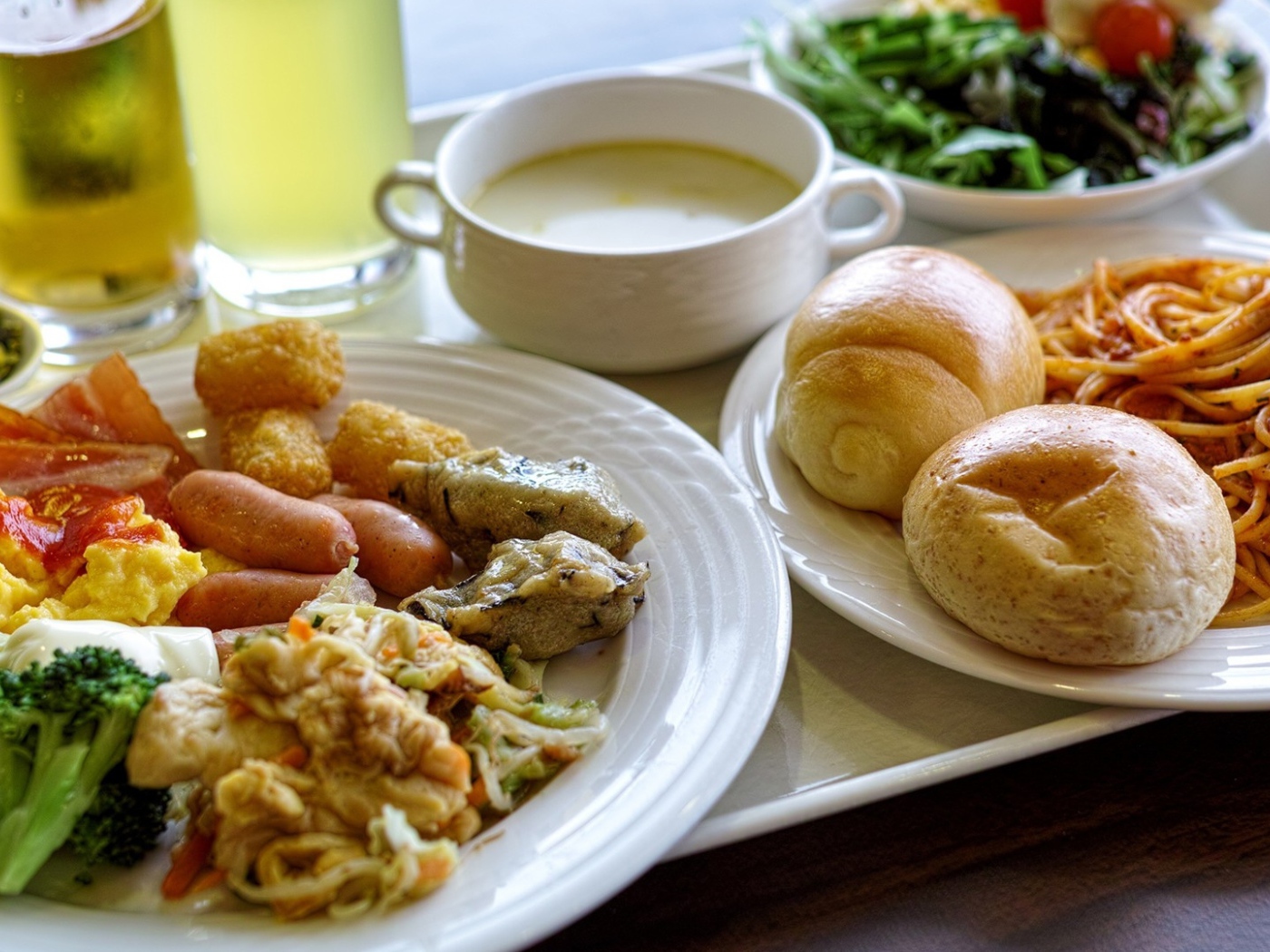 Аппетитный сытный завтрак на белых тарелках