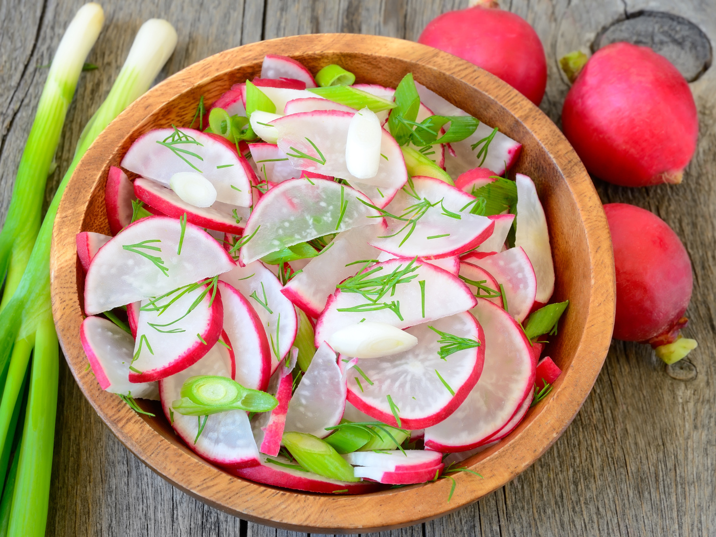 Аппетитный салат со свежего редиса с зеленым луком