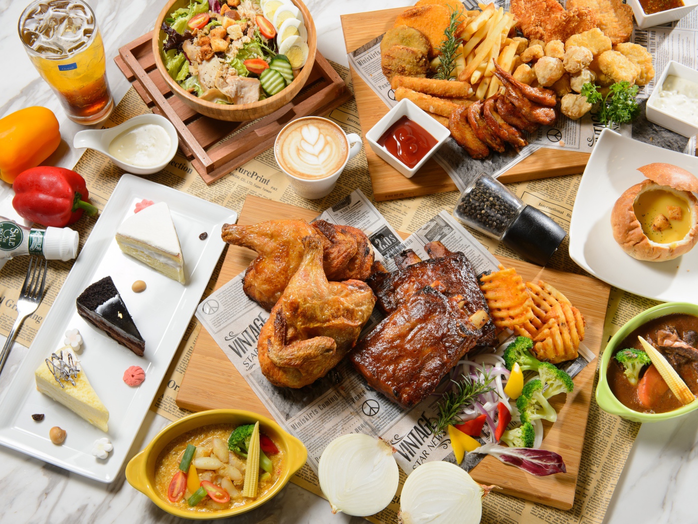 Аппетитный натюрморт еды из фаст фуда на столе