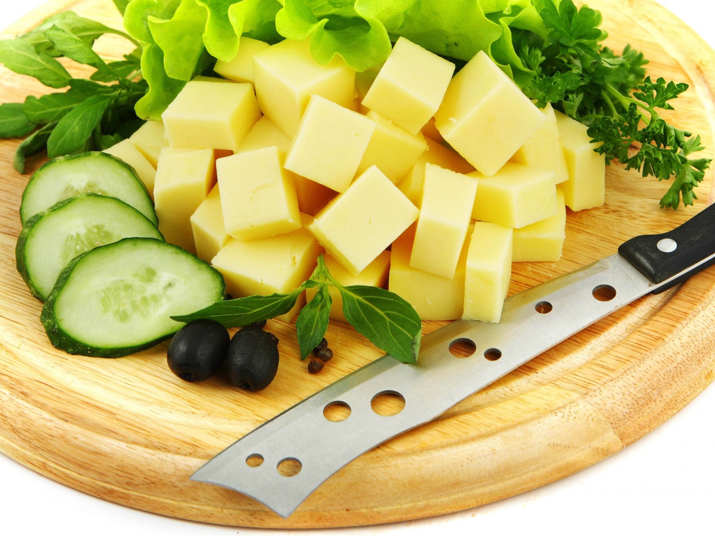 Сыр нарезанный кубиками на разделочной доске