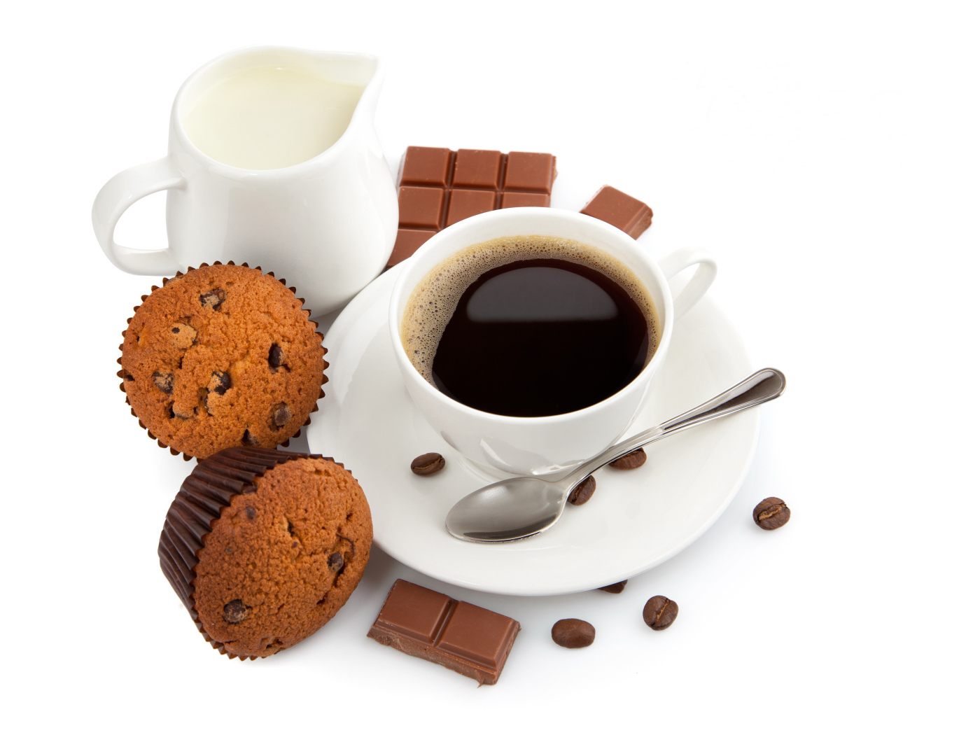 Кофе с молоком, шоколадом и кексами на завтрак