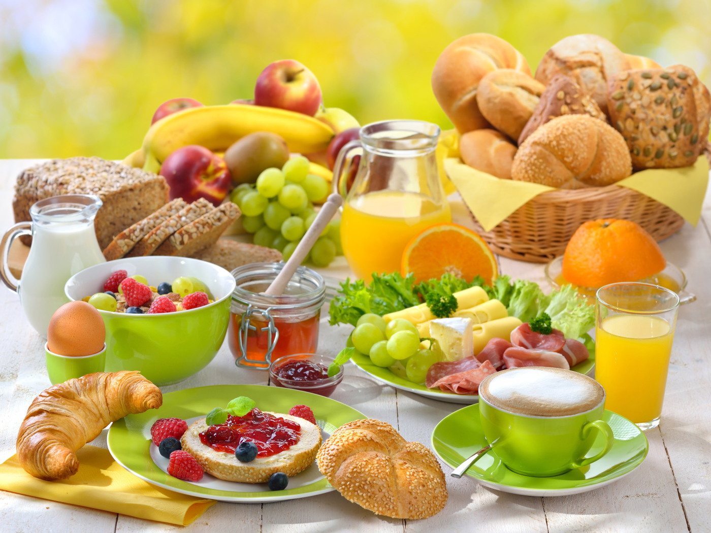 Вкусный сытный завтрак на столе