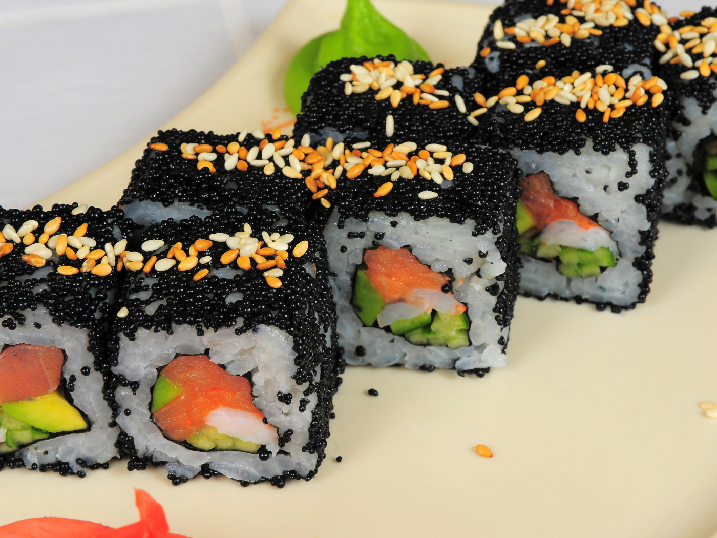 Вкусные роллы с черной икрой и красной рыбой