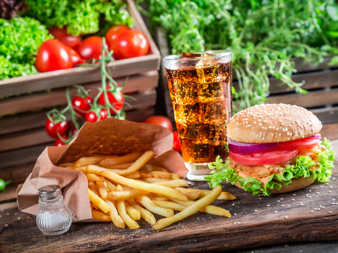 Картофель фри, пиво и сэндвич на столе 