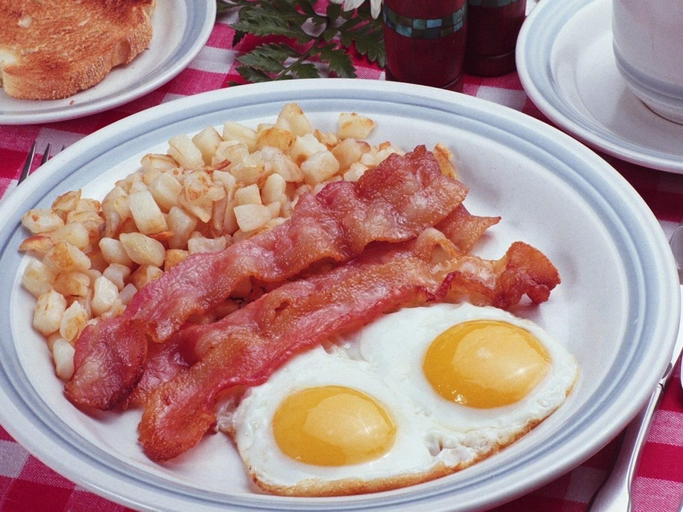 Яичница глазунья с беконом на завтрак