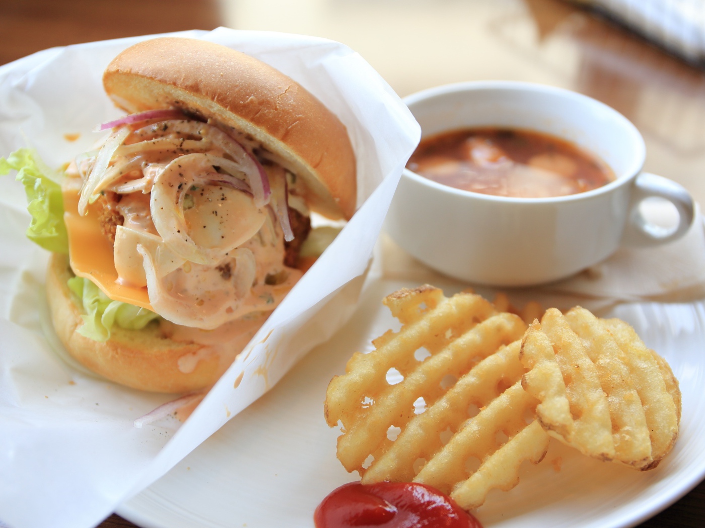 Гамбургер картошка фри и чашка кофе на завтрак