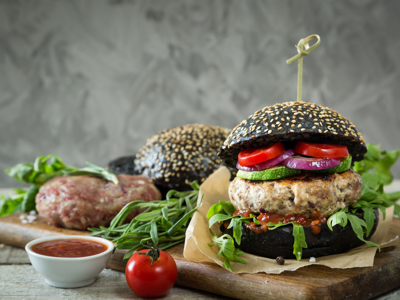 Гамбургер с котлетой и овощами 