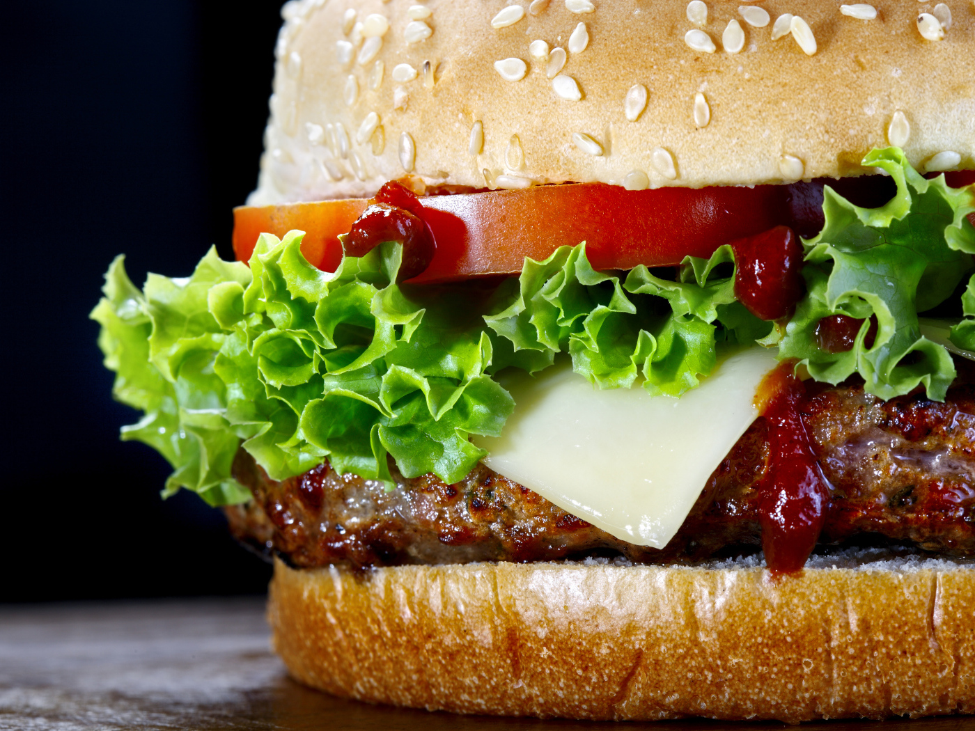 Большой сочный гамбургер крупным планом