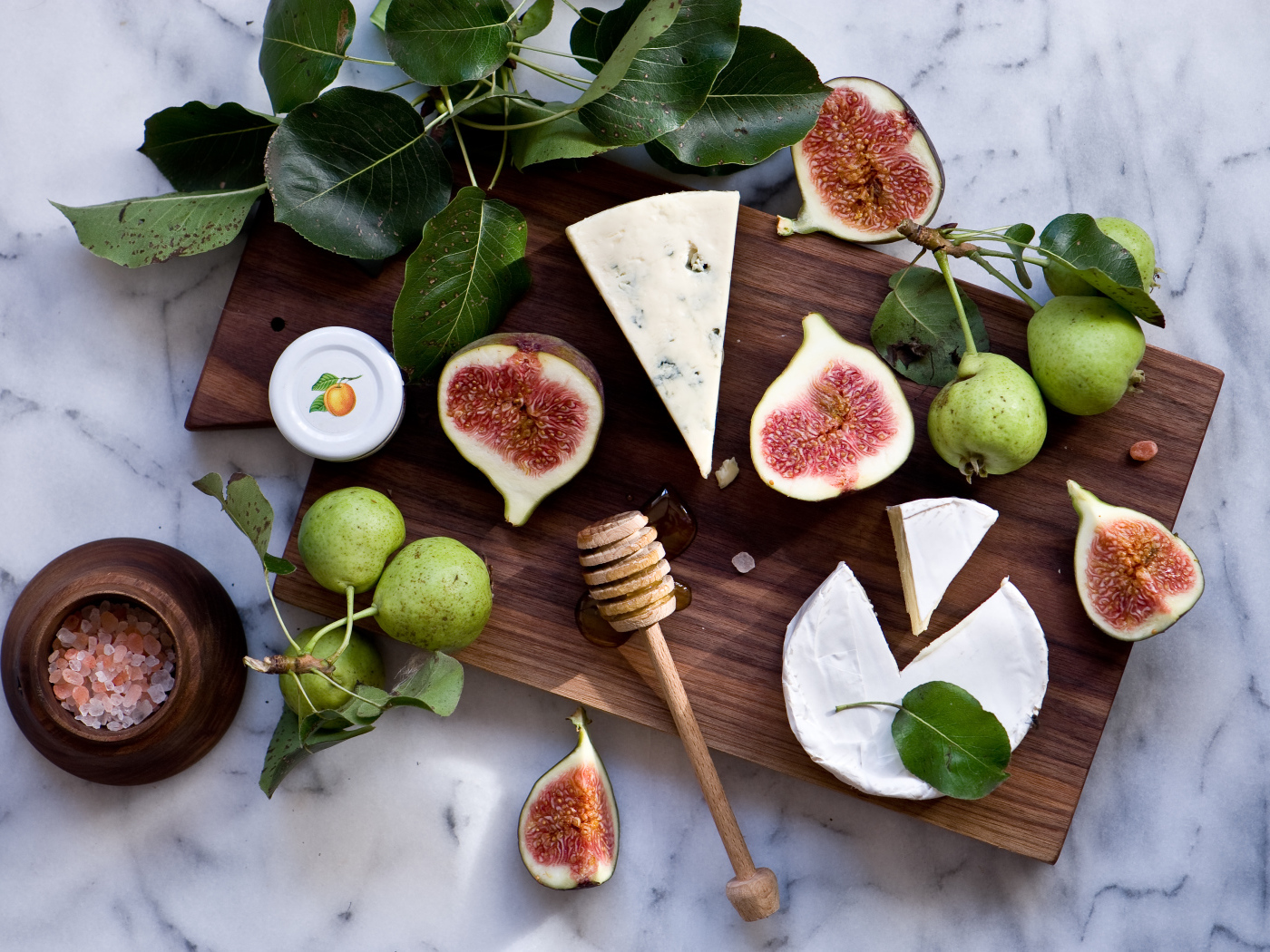 Груши с инжиром и сыром на разделочной доске