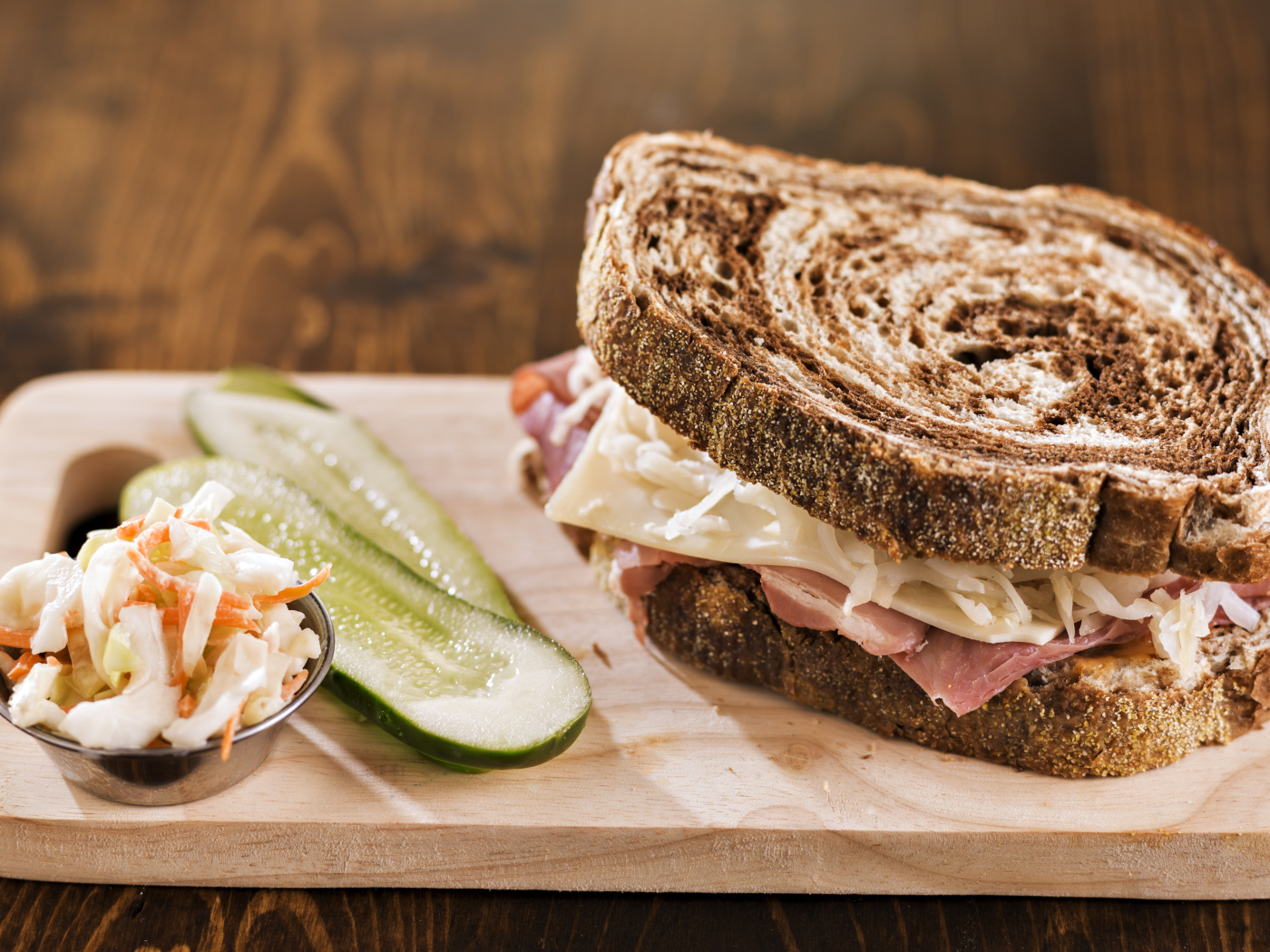 Сэндвич с овощами на разделочной доске 