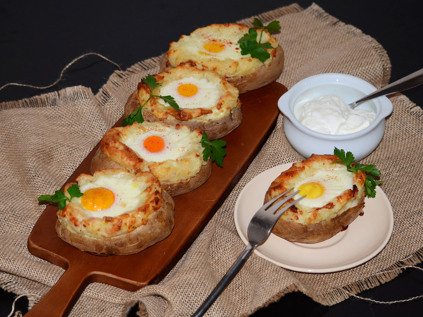 Бутерброды с яичницей на разделочной доске к завтраку