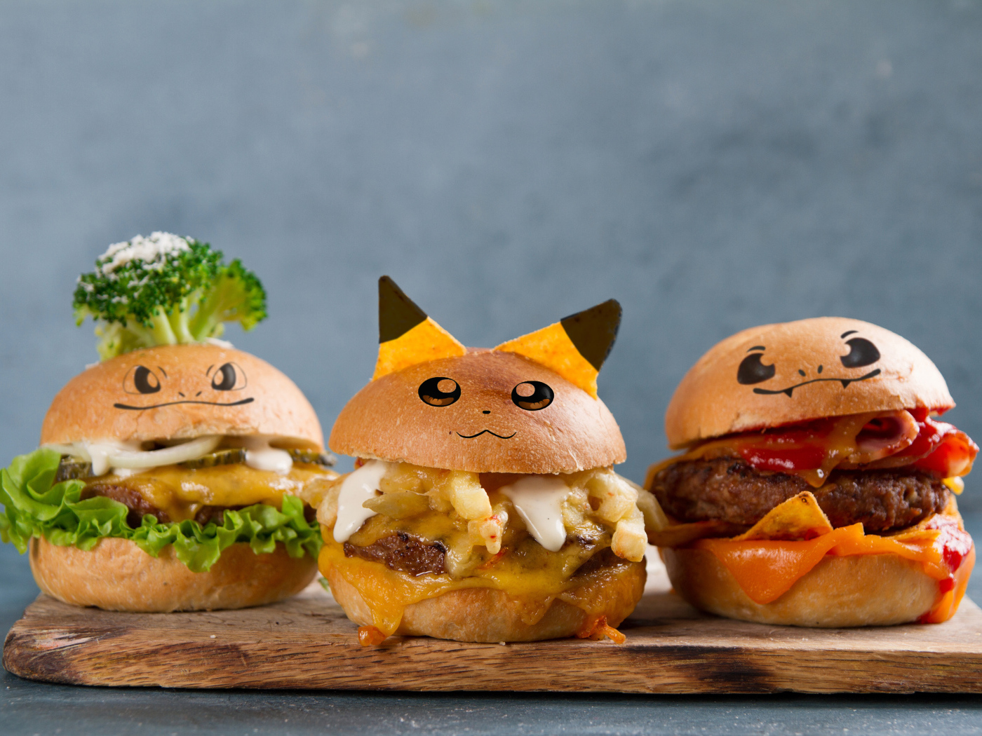 Три аппетитных гамбургера украшены в виде покемонов