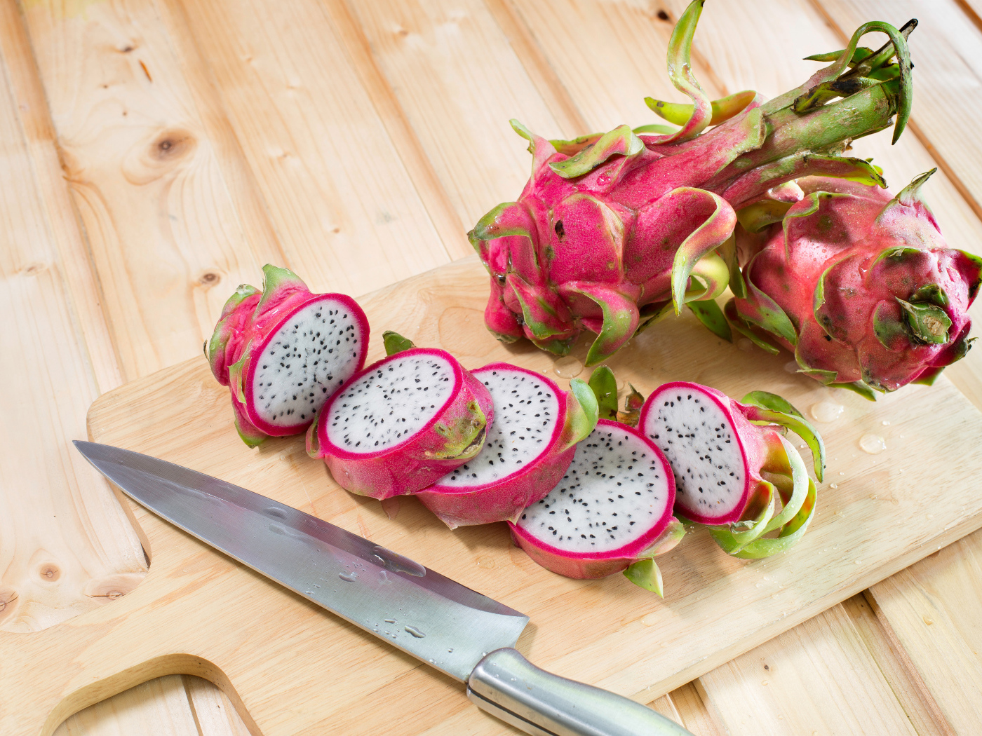 Сочный экзотический фрукт питайя на разделочной доске