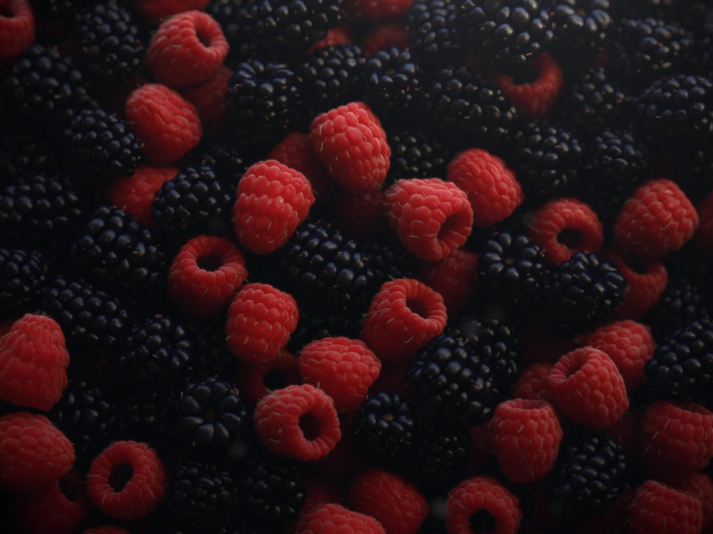 Аппетитная свежая малина и ежевика 