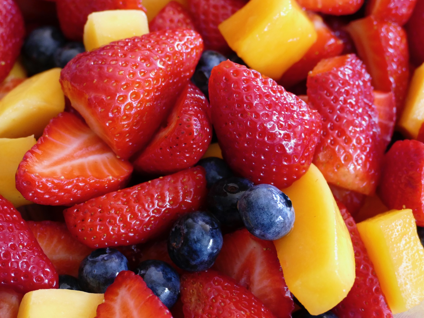 Аппетитные свежие клубника и черника 