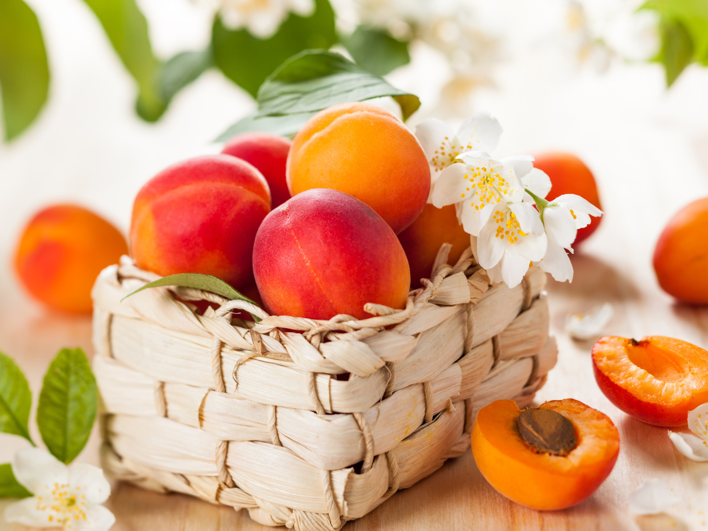 Аппетитные спелые персики в корзине на столе