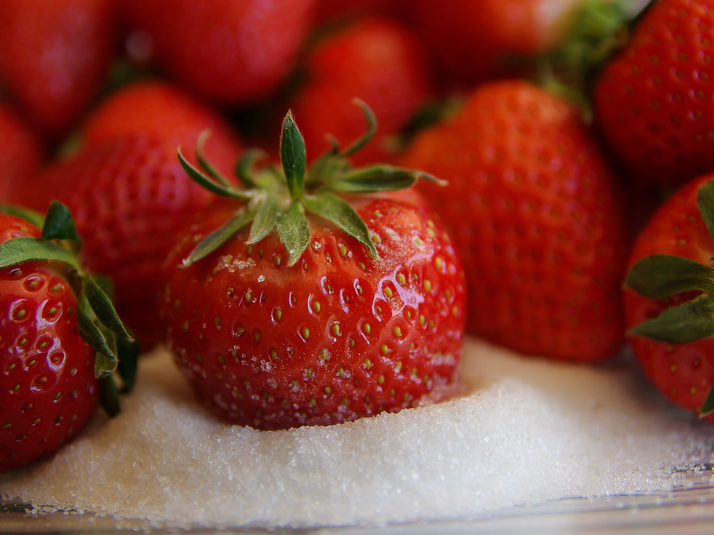 Аппетитная спелая клубника с сахаром 