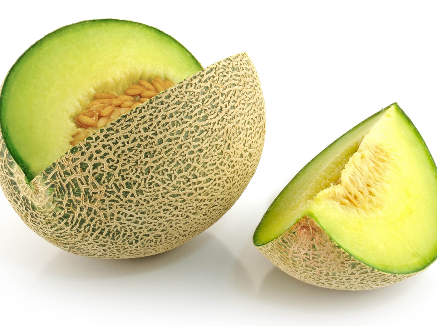 Ароматная дыня крупным планом на белом фоне