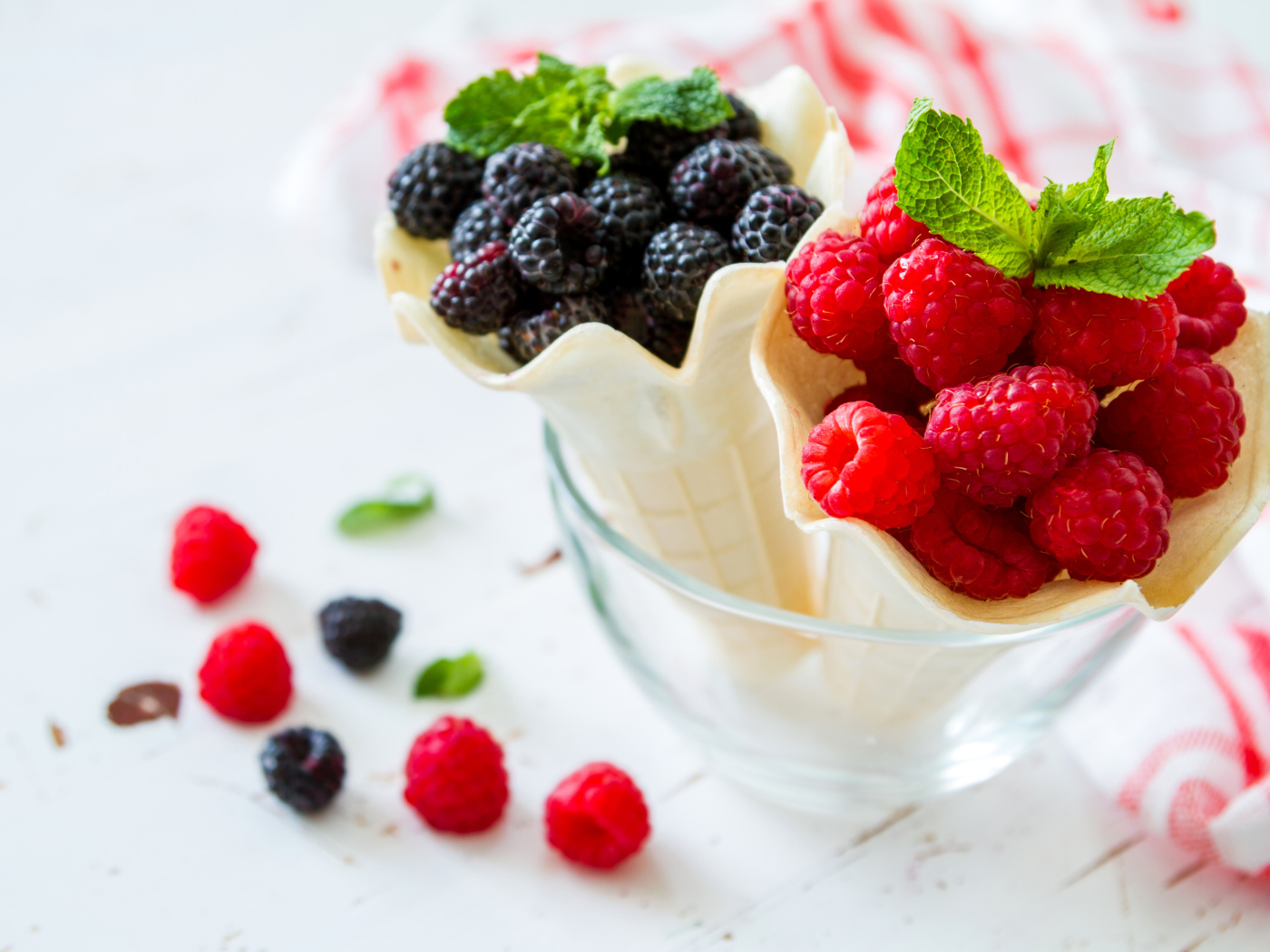 Свежие ягоды малины и ежевики в вафельных стаканчиках