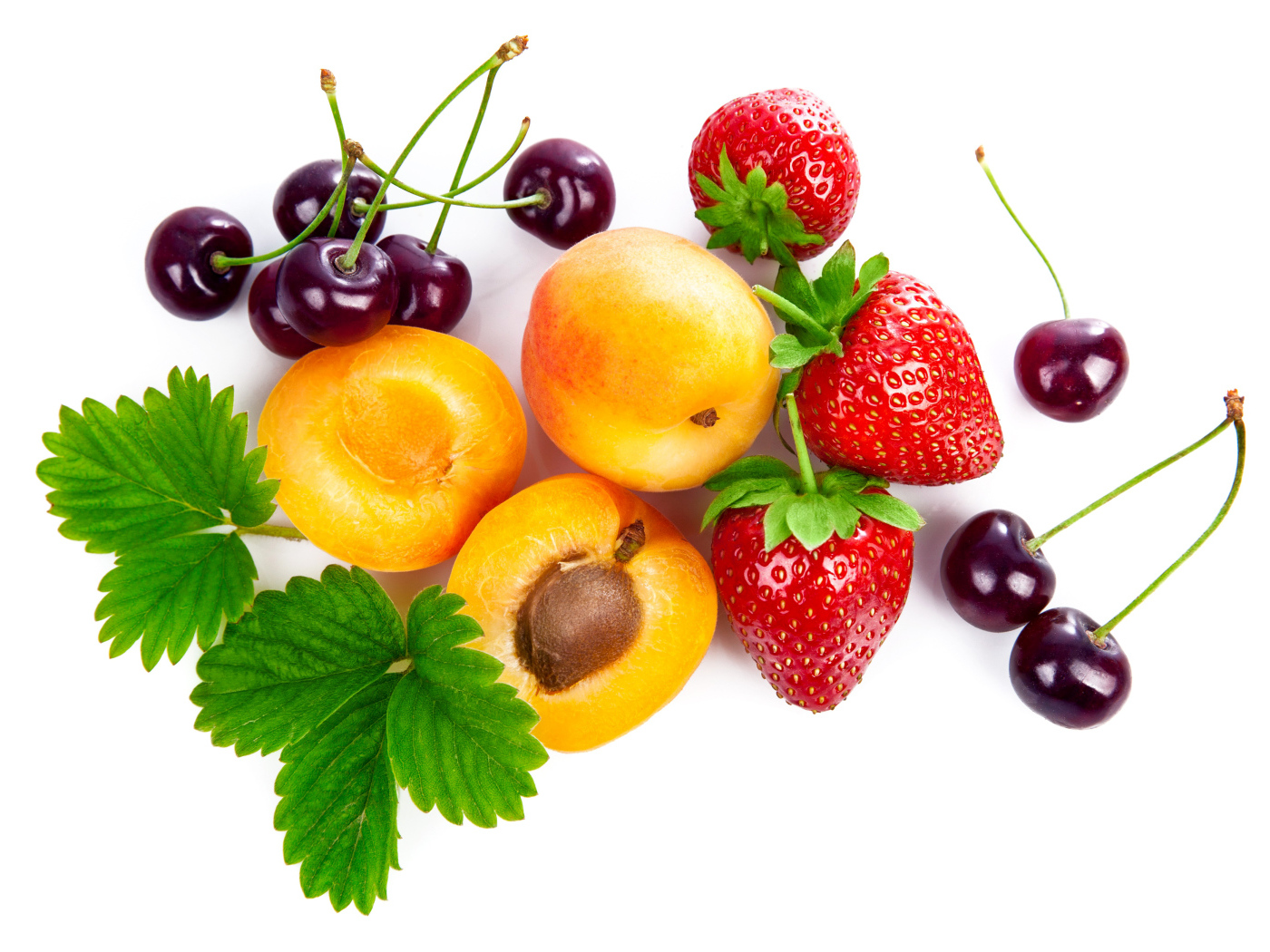 Свежие вишни абрикосы и клубника на белом фоне